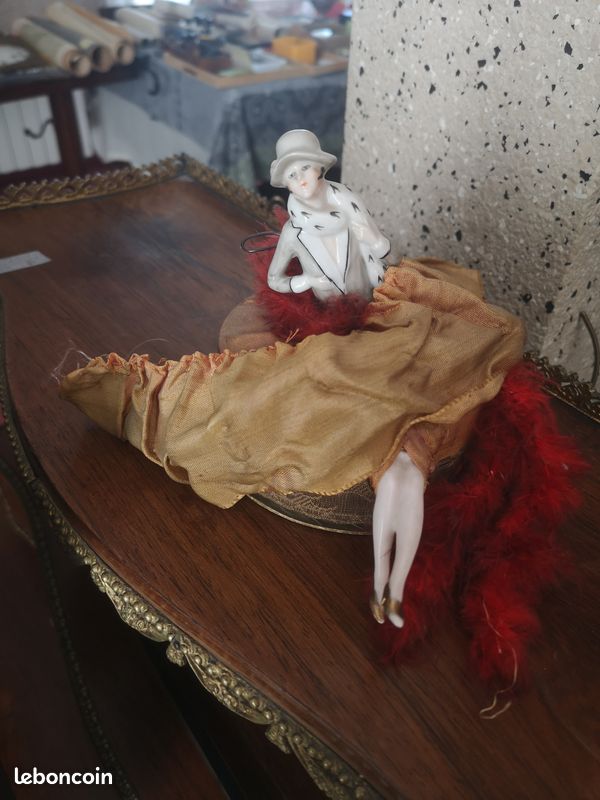 ANCIENNE BOITE À dragées communion demi figurine en porcelaine EUR 35