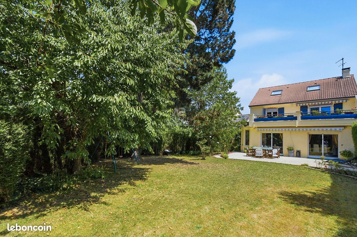 Maison 8 pièces 182 m² · à Saint-Germain-en-Laye · 182 m² · 1 100 000 €