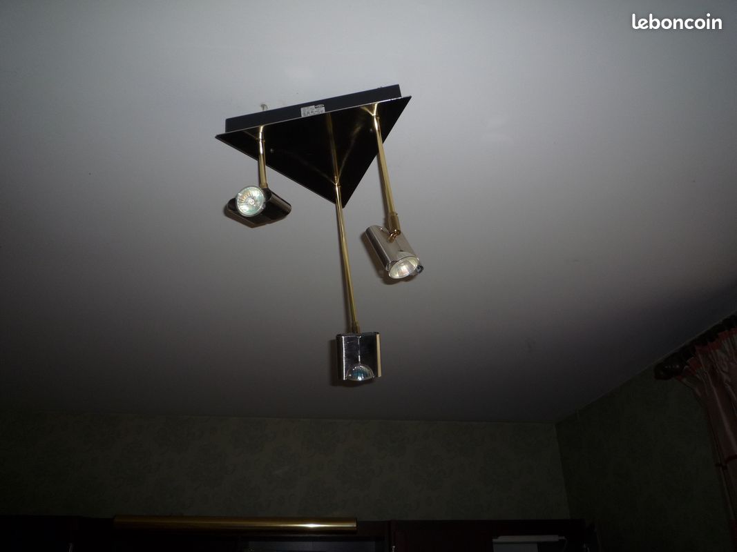 Plafonnier à 3 spots orientables (image 1)