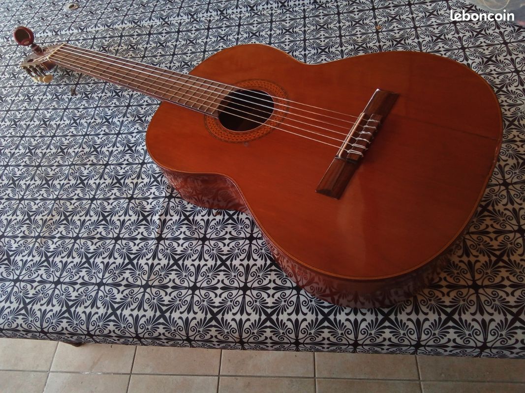 Vieille guitare classique (image 1)