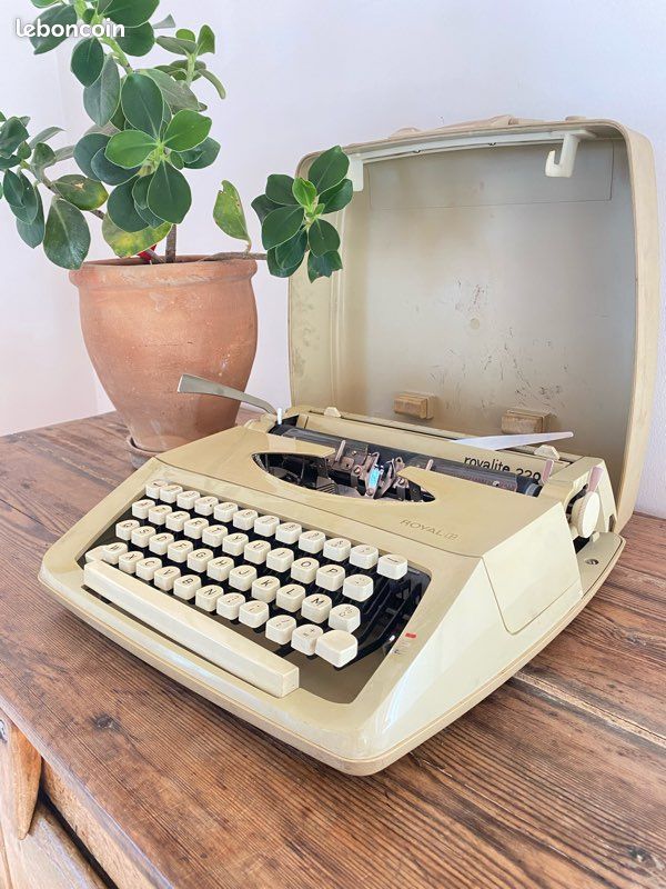 🖨️ Machine à écrire vintage “Royalite 220” avec boîtier intégré – Belle pièce rétro 🖨️ (image 1)