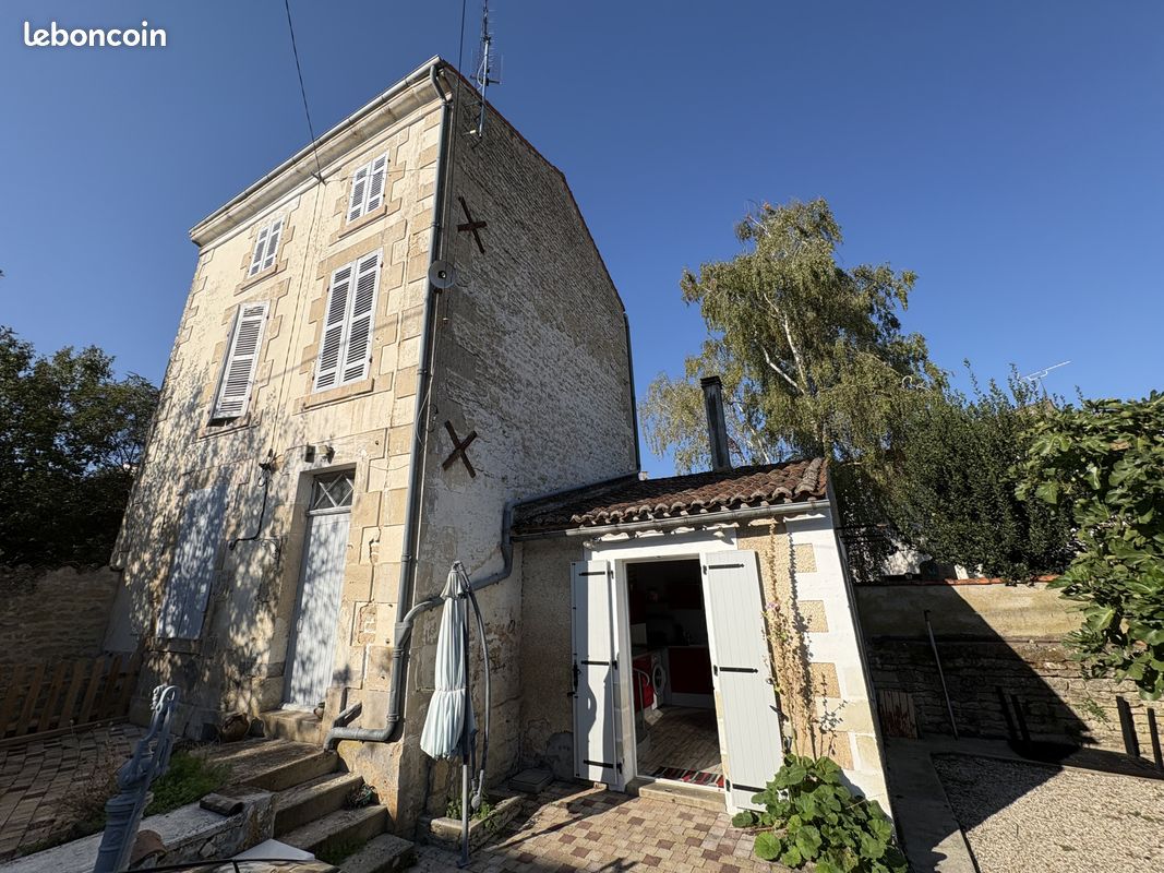 Maison 3 pièces 80 m² · à Saint-Jean-d'Angély · 80 m² · 745 €/mois