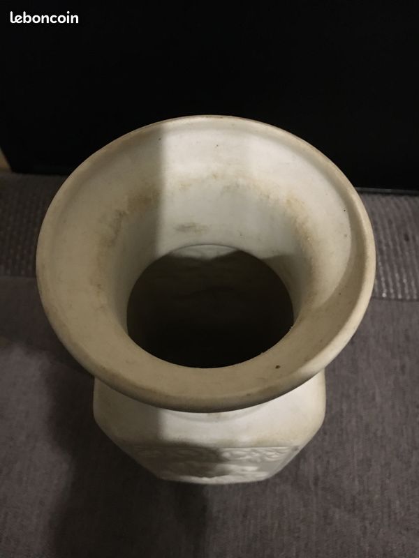 Vase ancien en biscuit (image 4)