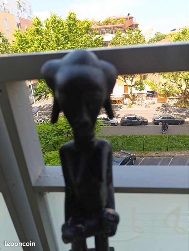 Statue africaine avec son bébé, bois brut (image 6)