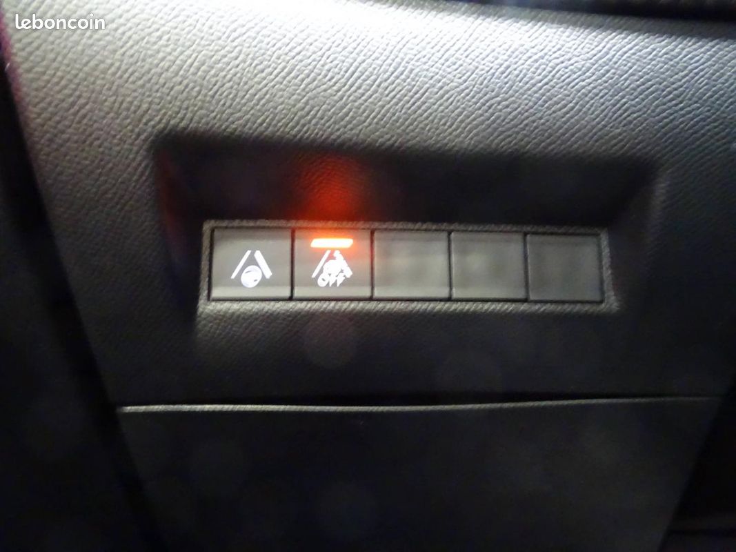 Peugeot 208 e-208 136ch GT Pack (image 16)