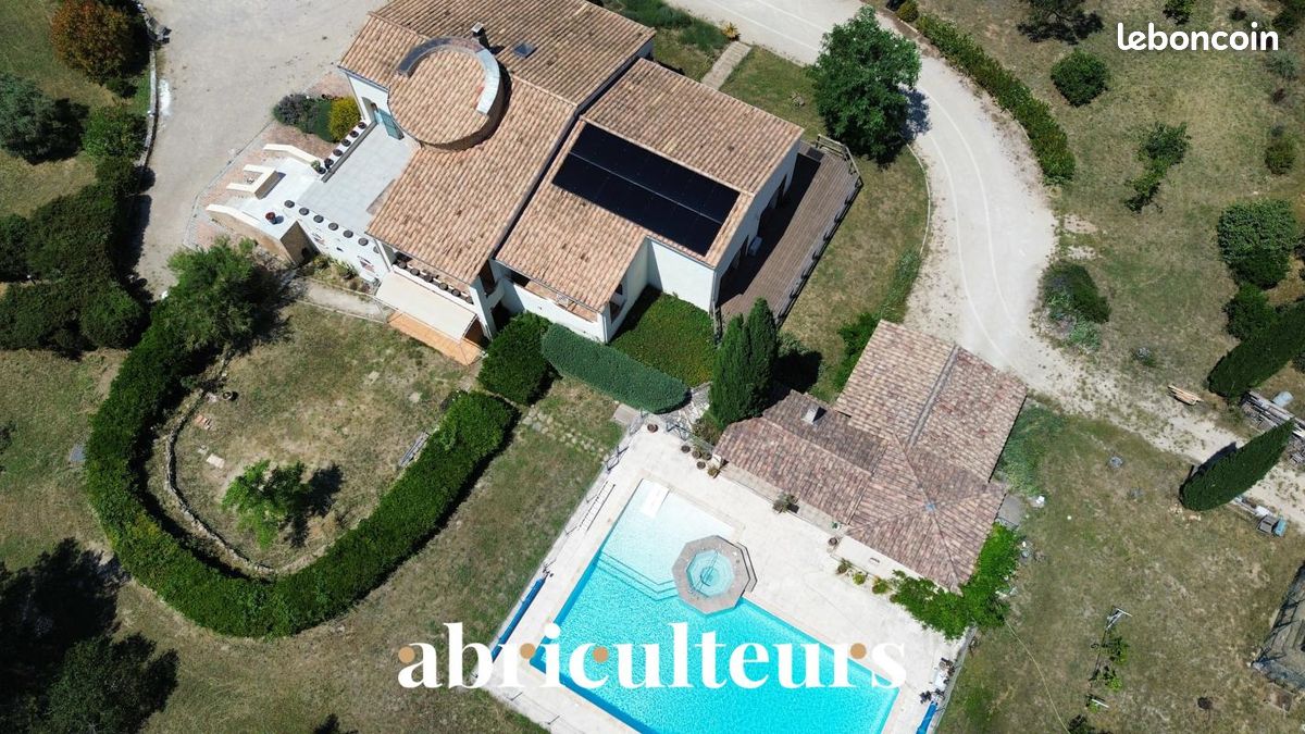 Maison 8 pièces 308 m² · à Lambesc · 308 m² · 899 000 €