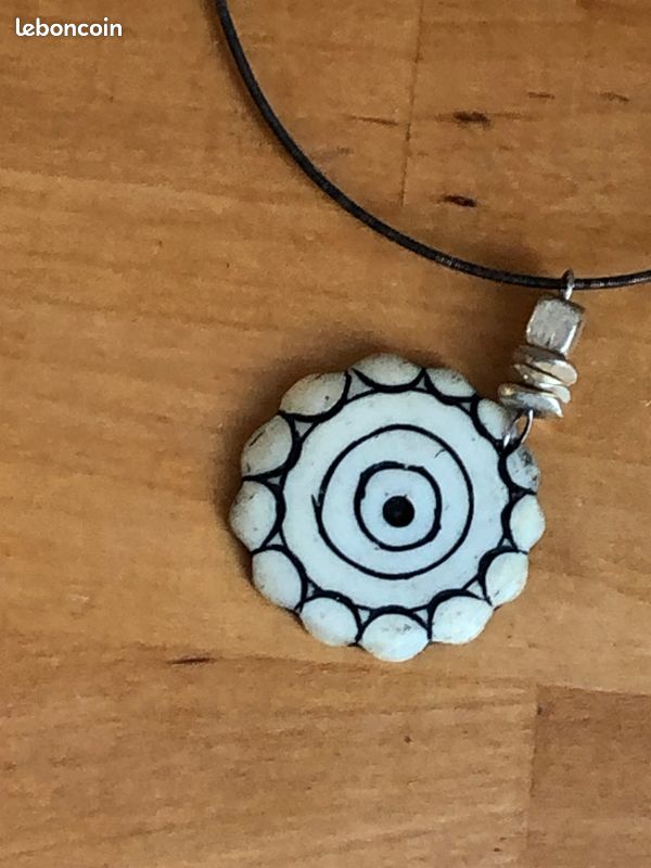 Collier inspiration tribal – pendentif nuances de bleu – très bon état (image 2)