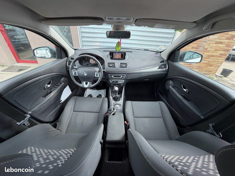 Renault Mégane 3 1.5 DCI 110 DYNAMIQUE 259470 KM GARANTIE 3 MOIS / GPS / BLUETOOTH / RADAR AR / CENTRALISATION / CLIMATISATION / RÉGULATEUR ET LIMITEUR DE VITESSE / RÉVISION À JOUR / DISTRIBUTION OK (image 3)