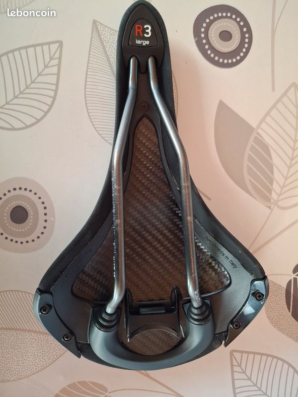 Fizik Aliante R3 Selle de vélo de Route avec Coque en Nylon injecté de Carbone Composite