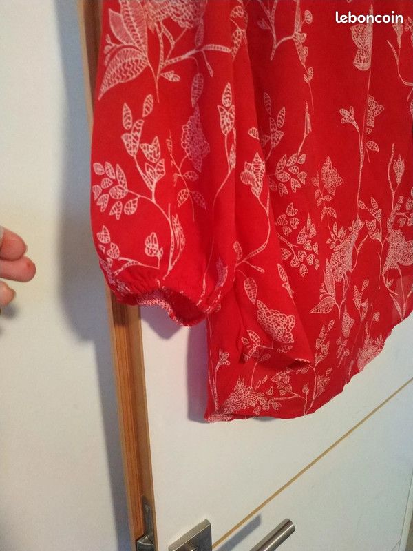 Blouse rouge à motif blancs épaules dénudées taille38 (image 2)