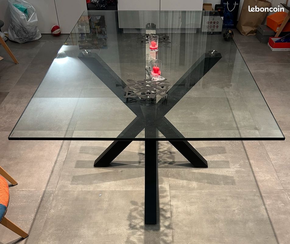 Table en verre pied noir (image 1)