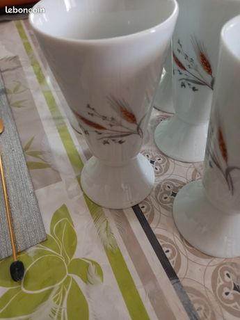 6 grandes assiettes à fondue,1 service cafetière et mazagrans,1 lot