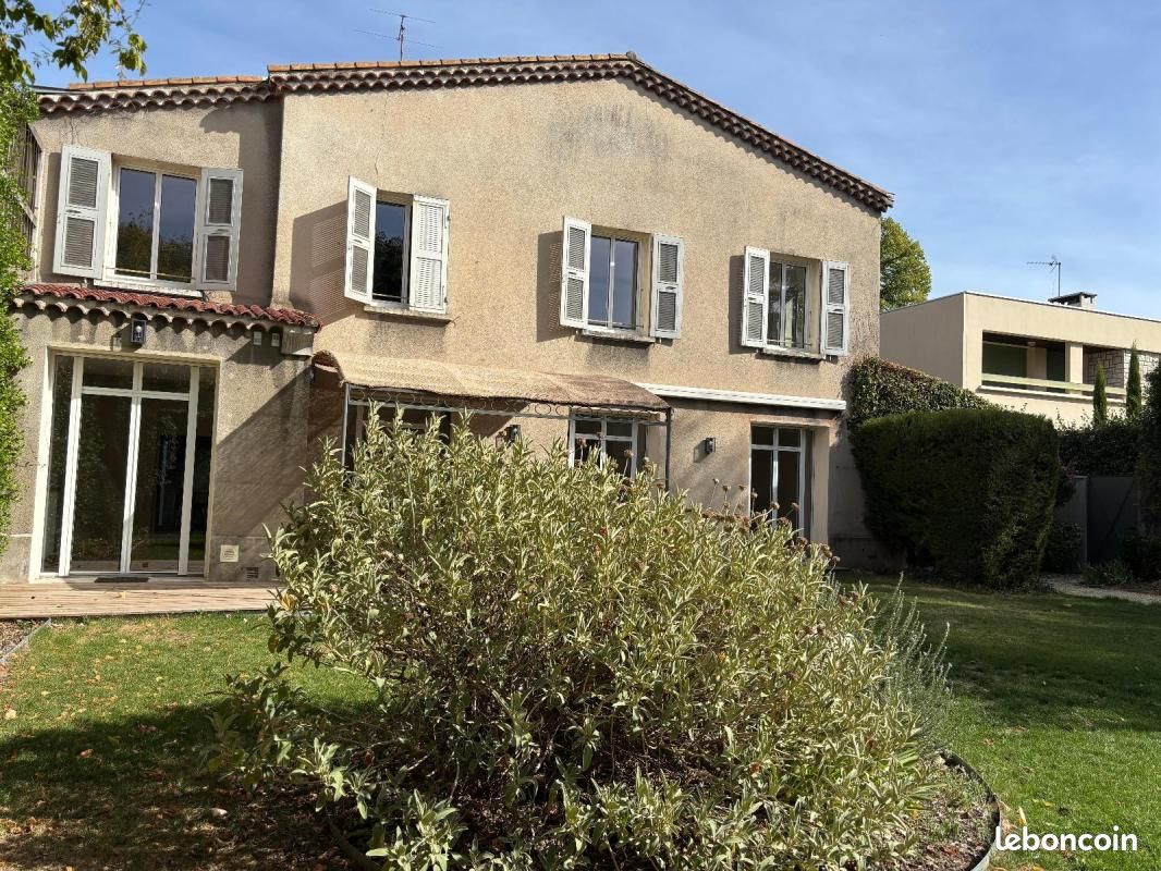 Maison 245 m² · à Valence · 245 m² · 2 500 €/mois