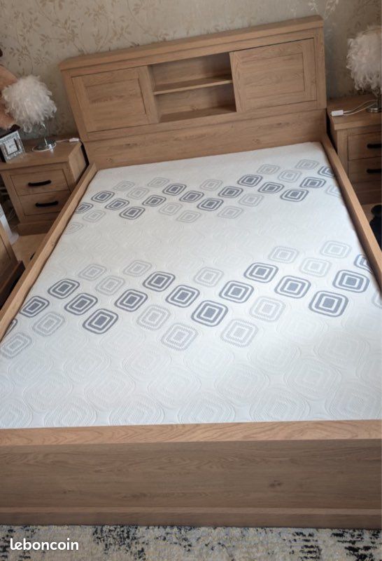 Lit avec sommier et deux tables de chevet (sans matelas) (image 1)