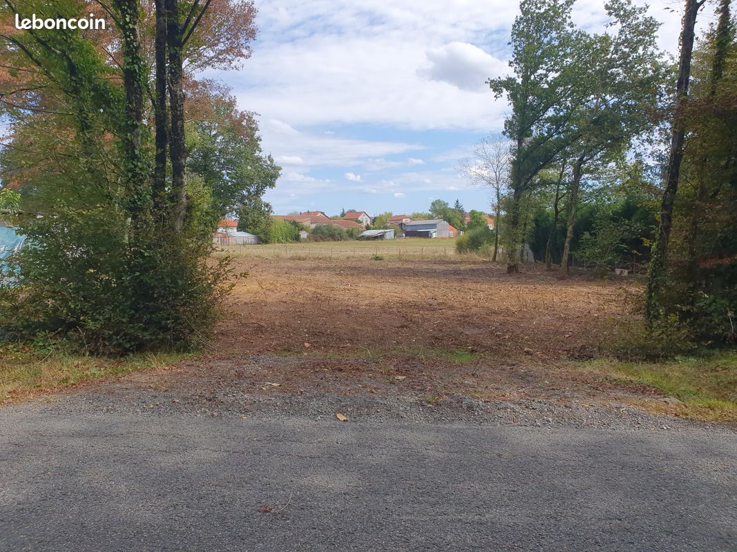 Terrain constructible · à Terres-de-Haute-Charente · 15 000 €
