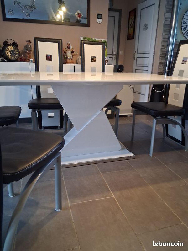 Table de salle à manger et chaises (image 2)