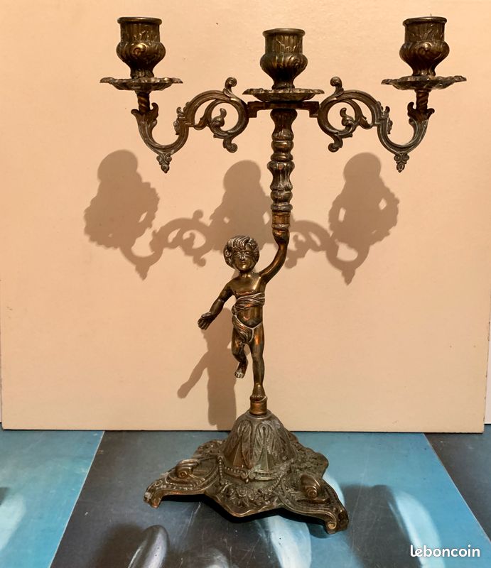 Bougeoir ancien Angelot en bronze début 20ème siècle France.Antique candlestick Bougeoir ancien Angelot en bronze début 20ème siècle France.Antique candlestick