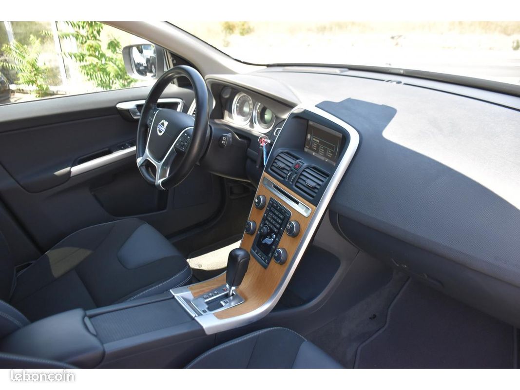 VOLVO XC60 D5 FAP AWD - 205 - BVA Geartronic Momentum (image 5)