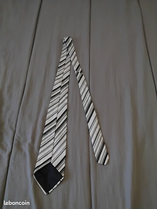 Cravate blanche grise et noire (image 2)