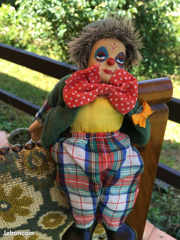 POUPEE CLOWN TETE PORCELAINE salopette vichy rouge chemise verte HAUT 13 cm POUPEE CLOWN TETE PORCELAINE salopette vichy rouge chemise verte HAUT 13 cm
