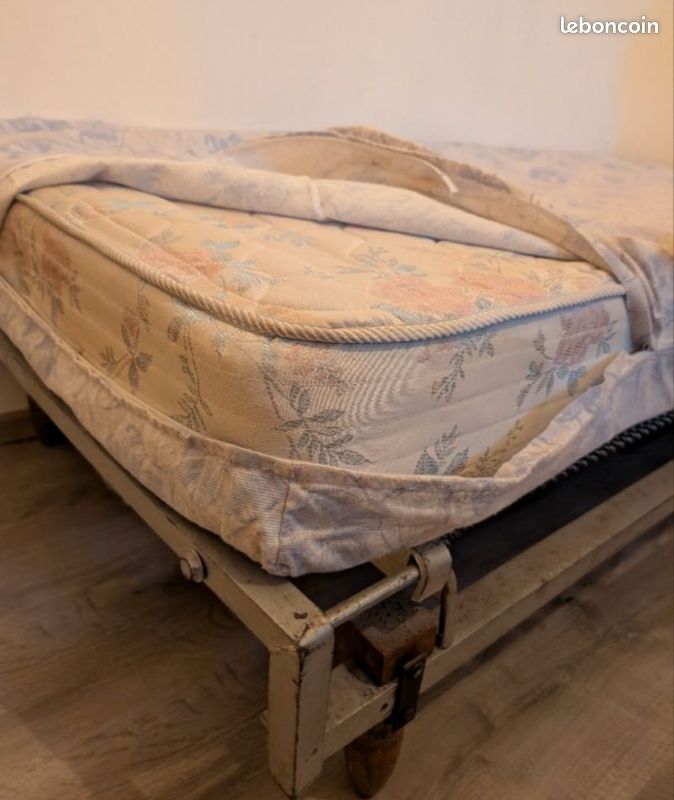 Sommier métallique avec son matelas (image 3)