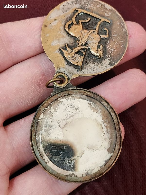 ANCIEN MÉDAILLON UNI face en bronze à la mémoire des 4 Sergents de La