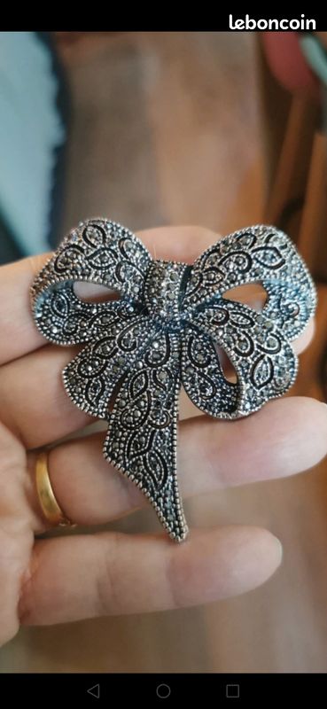Broche Nœuds En Argent Et Strass - Occasion - Style élégant