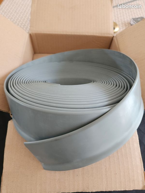 Plinthe Nora - Gris S 1023 U avec joint d'étanchéité - Hauteur 60 mm 10 Mètres (image 1)