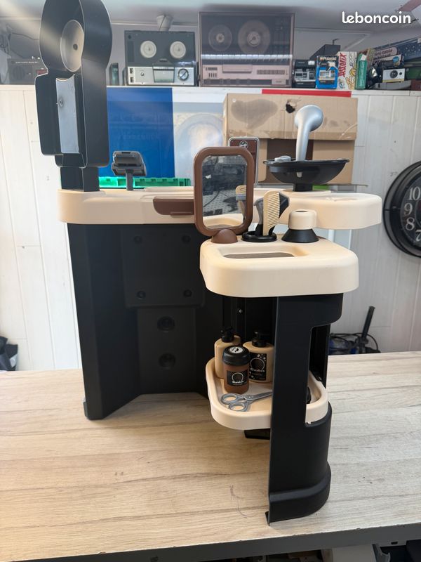 Coiffeur Barber Cut&Barber Shop Smoby à trois portes Une café avec une machine à espresso et un ensemble de nettoyage