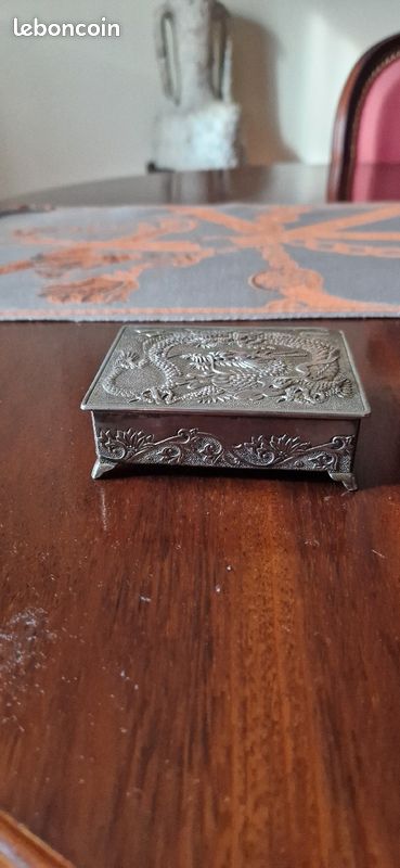 Ancienne boîte à thé ou porte-thé hexagonale asiatique en étain métal avec dessins peinture main encre de Chine chinois chinese étain cuivré métallique - Décoration Ancienne boîte à thé ou porte-thé hexagonale asiatique en étain métal avec dessins peinture main encre de Chine chinois chinese étain cuivré métallique - Décoration