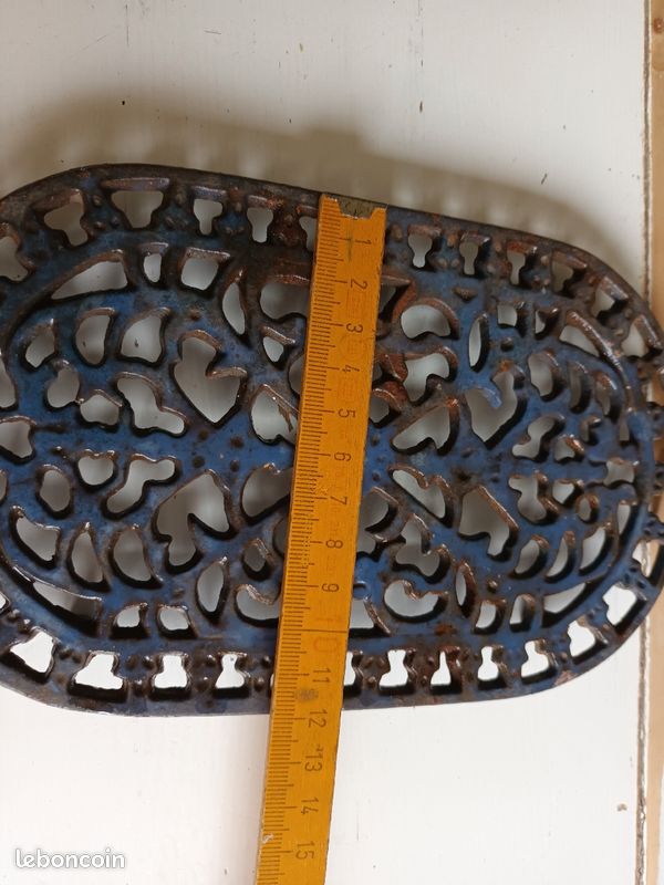 Dessous de plat ancien en fonte (image 4)