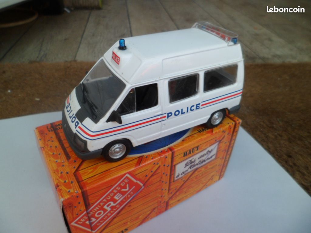 Authentique 1e fabrication NOREV en résine pleine FACADE pour 1.43 POSTE POLICE