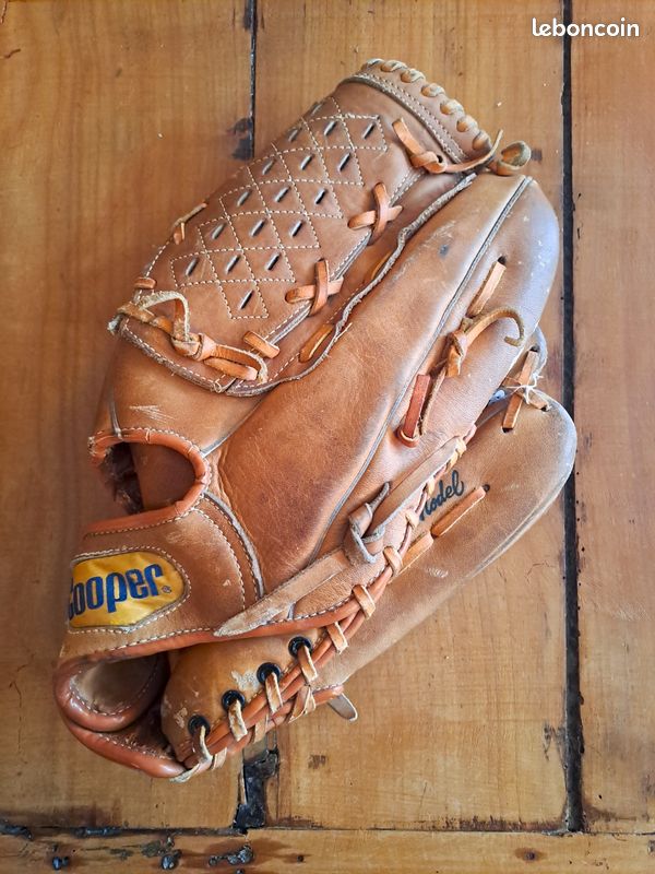 Balle De Softball / Baseball Vintage – Cuir, Ancienne – État D’usage