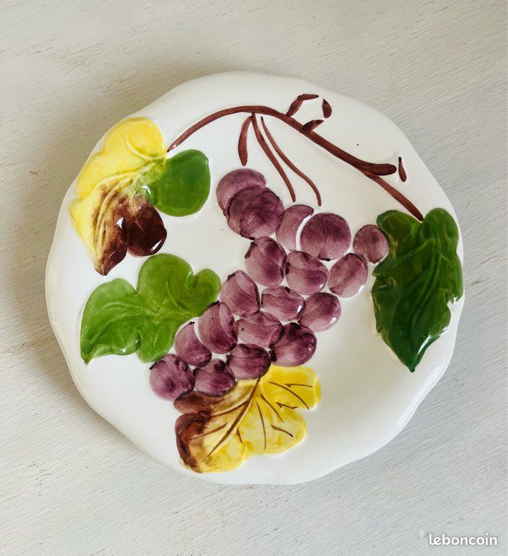 Assiette vintage en barbotine, au joli décor à relief de fruits, rare et tendance (image 4)