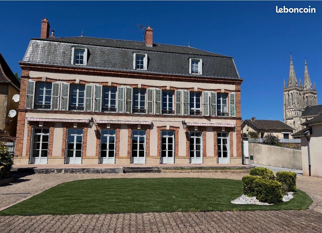 Maison 14 pièces 350 m² · à Bourbon-Lancy · 350 m² · 580 000 €