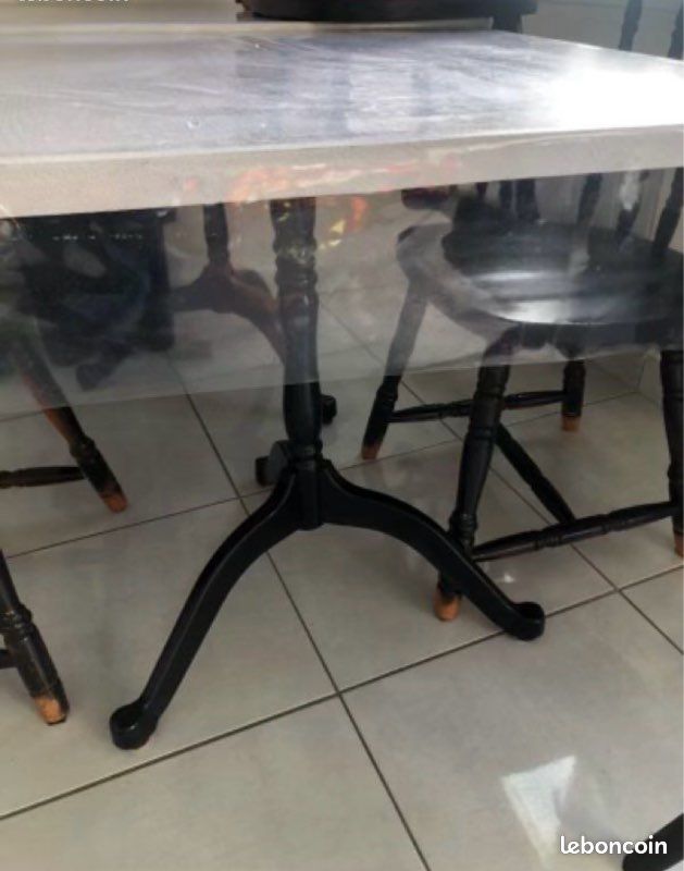 Table blanche, avec pied en fer forgé (image 3)