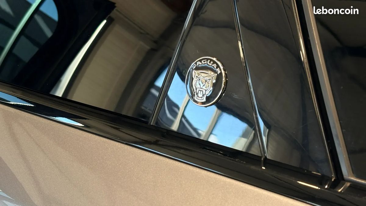 Jaguar F-Pace SVR 5.0 550ch 4x4 - Rare Phase 2 - Toit ouvrant - Son Meridian - Sièges AV/AR et volant chauffants (image 19)