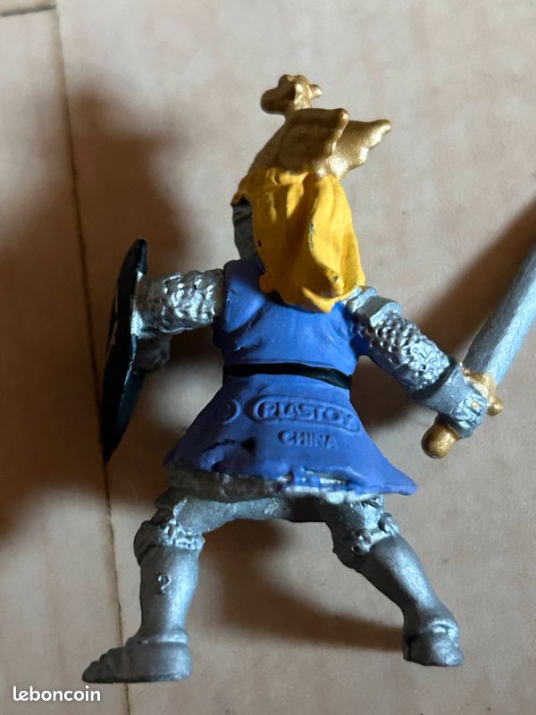 Petite figurine chevalier du Moyen âge (image 1)