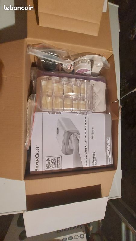 Set de manicure avec sèche ongles (image 1)