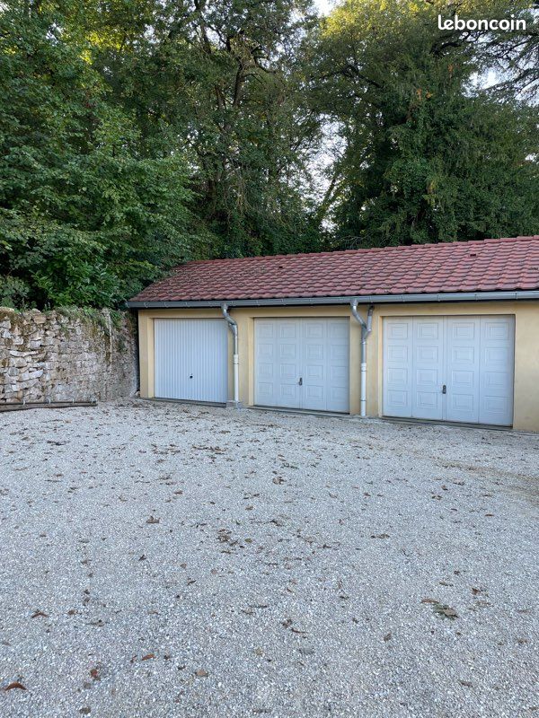 Garage 23m2 · à Saint-Alban-de-Roche · 100 €/mois