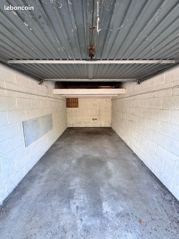 Garage box fermé sécurisé · aux Clayes-sous-Bois · 149 €/mois