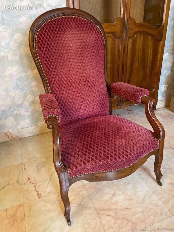 Paire De Fauteuils Voltaire En Noyer Massif Et Velours Bordeaux – État Impeccable