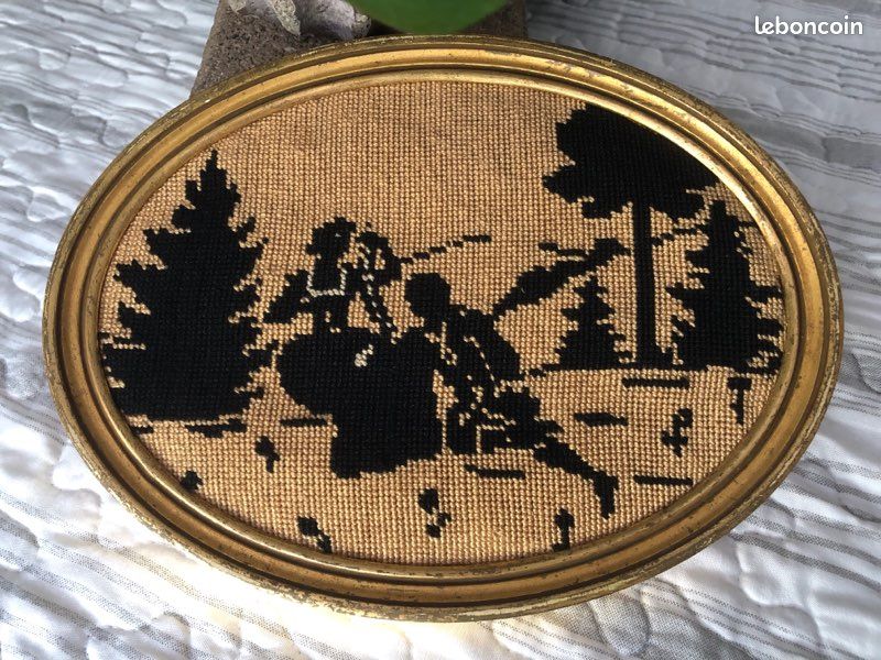 Cadre médaillon, Broderie Vintage, scène galante (image 1)