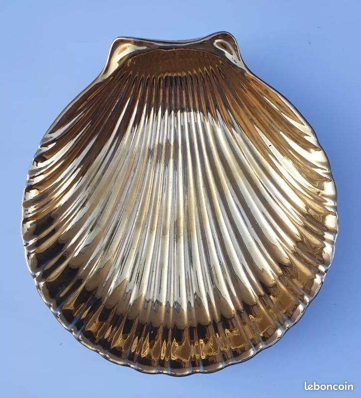 LIMOGES, GRANDE COQUILLE Saint Jacques or et godron, vide poche
