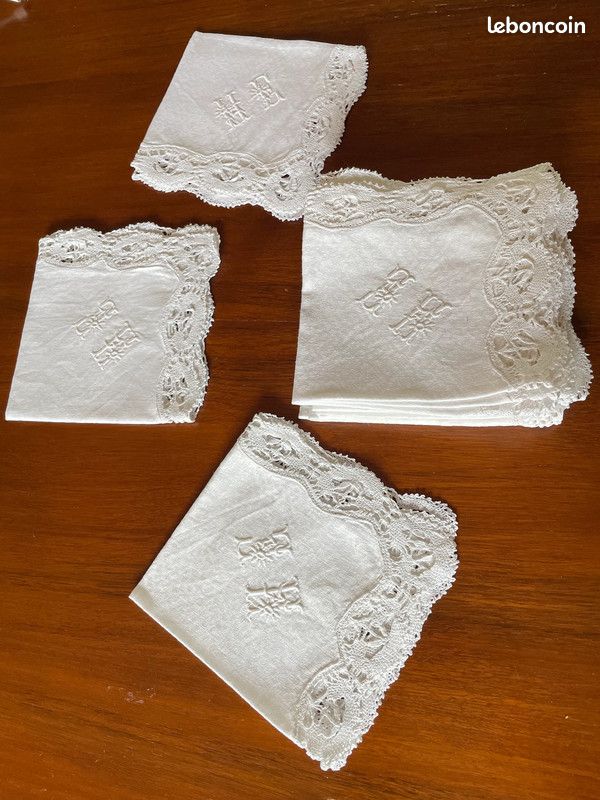 Lot 12 serviettes de table en lin damassé , brodées monogramme et dentelles (image 1)