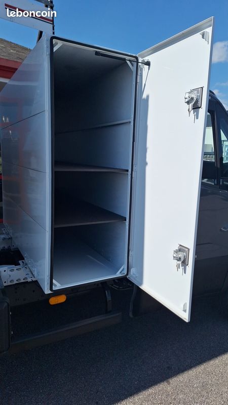 Iveco Daily Gris 35C18HA8 3.0L 180ch BVA Benne coffre paysagiste 52825 ht / OPTIONS +++ (image 8)