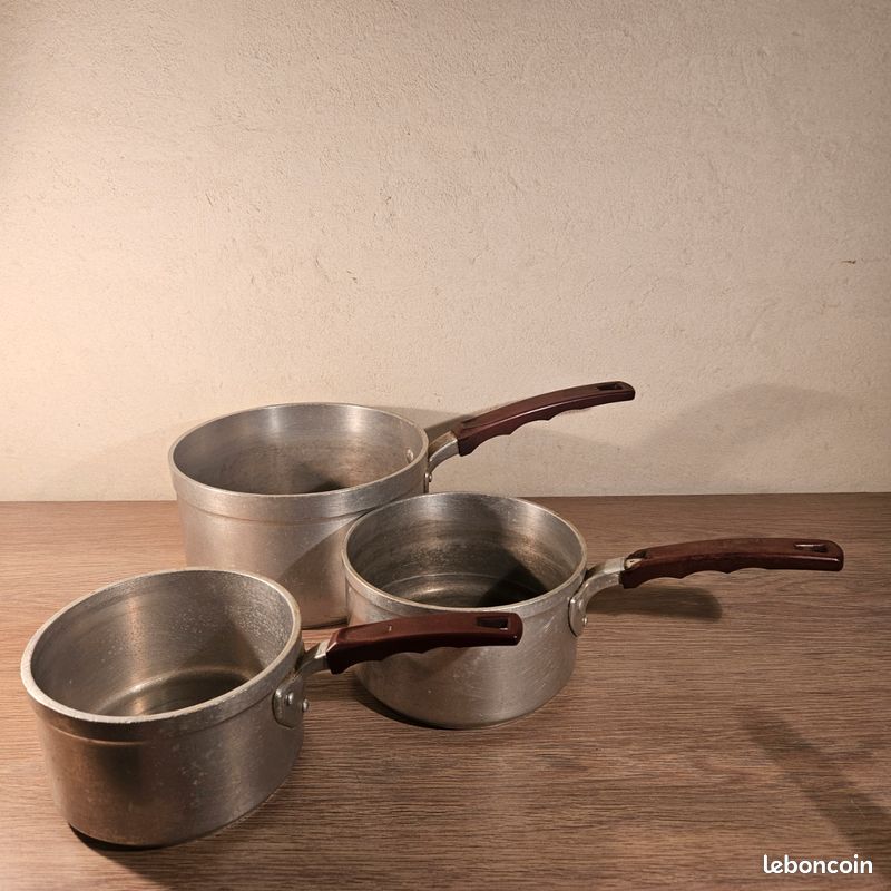 Lot de casseroles anciennes en aluminium ( set ) Argenté Métal