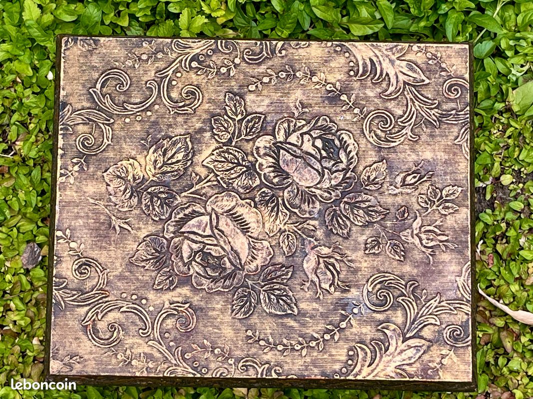 Boîte à bijoux ancienne - laiton repoussé - Année 30 (image 2)