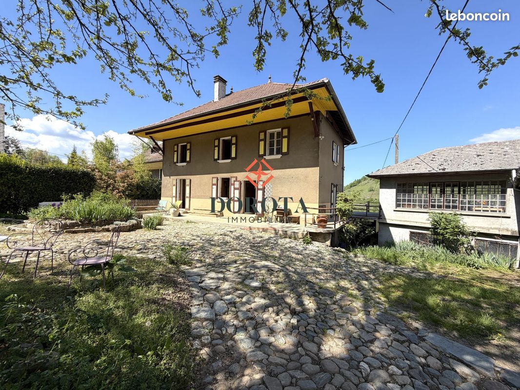 Maison 8 pièces 130 m² · à Saint-Jean-le-Vieux · 130 m² · 320 000 €
