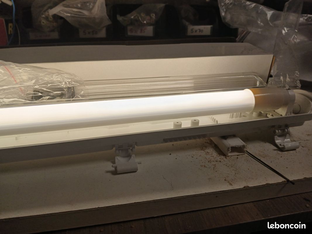 Boîtier étanche avec lampe led 0,60m (image 1)